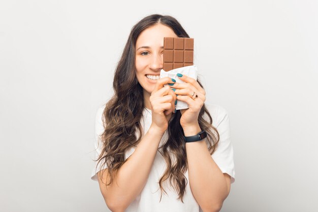 Foto a amante de chocolate está cobrindo metade do rosto.