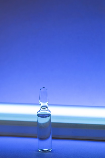 Foto a ampola é um medicamento para injeção e uma lâmpada germicida
