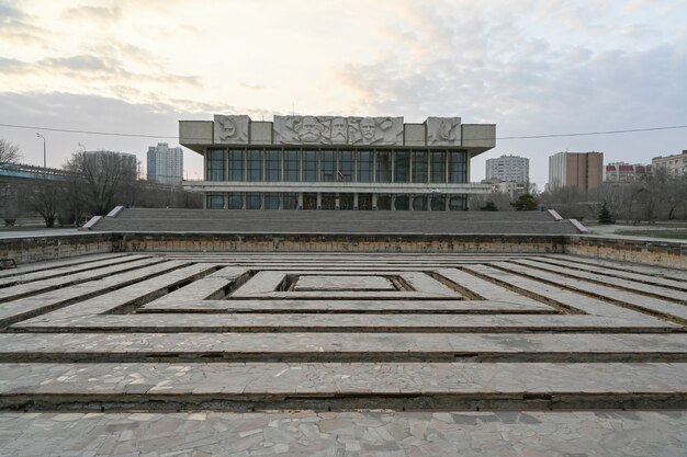 A antiga casa de educação política. o edifício no estilo do modernismo soviético, baixos-relevos de marx, engels, lenin.