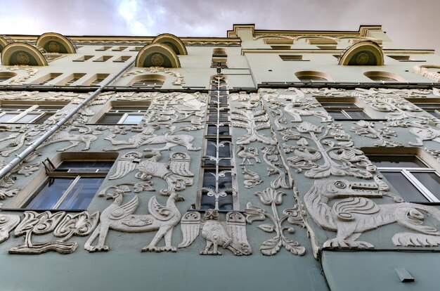 Foto a antiga casa lucrativa da igreja da trindade em gryazeh, em moscou, rússia, com baixos-relevos de animais, pássaros e plantas fantásticos