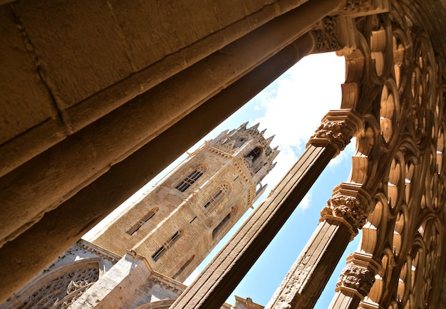 A antiga catedral de Lleida vista através de um arco