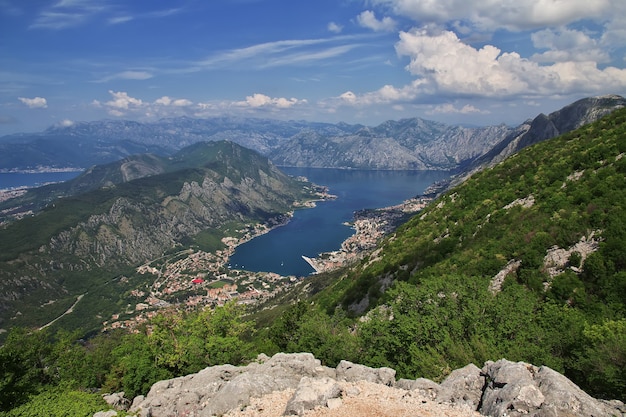 A antiga cidade de Kotor, na costa do Adriático, em Montenegro