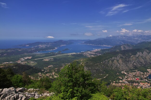 A antiga cidade de Kotor, na costa do Adriático, em Montenegro