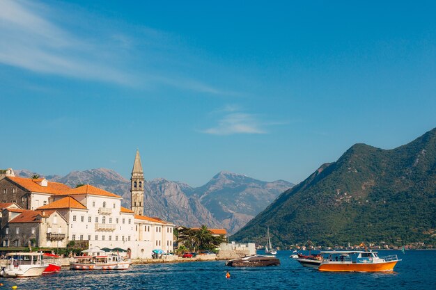 A antiga cidade pesqueira de perast na costa da baía de kotor