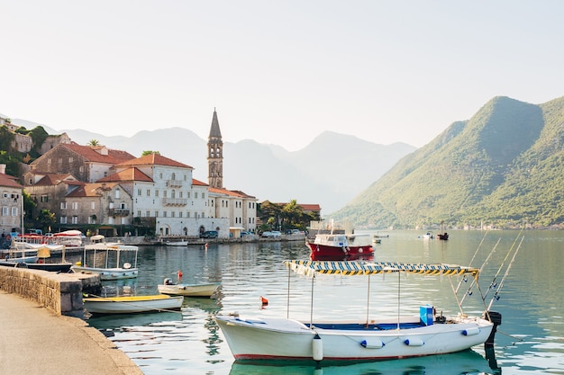 A antiga cidade pesqueira de perast na costa da baía de Kotor