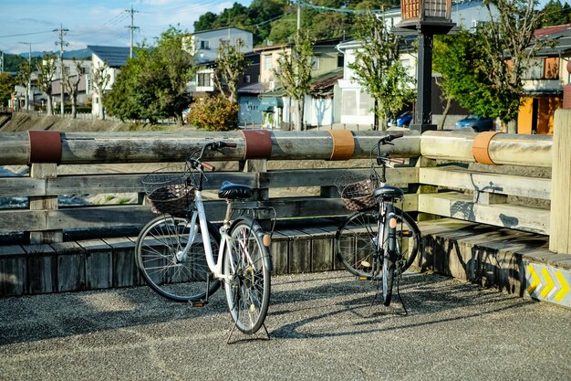 Foto a antiga cidade pública de takayama no japão no outono pela manhã