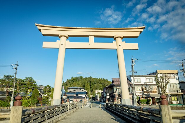 Foto a antiga cidade pública de takayama no japão no outono pela manhã