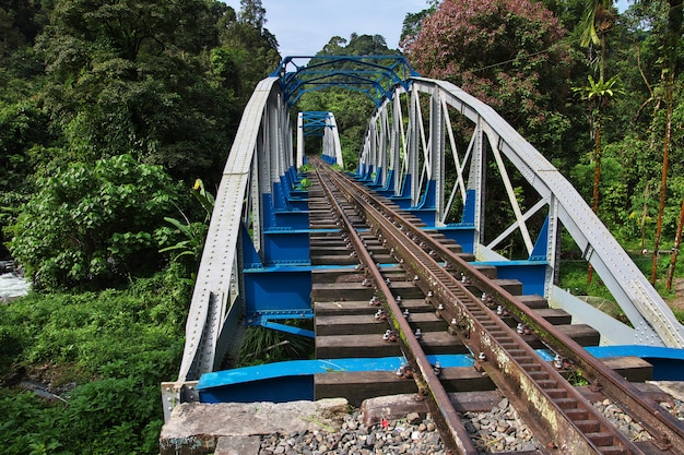 A antiga estrada de ferro na vila da indonésia