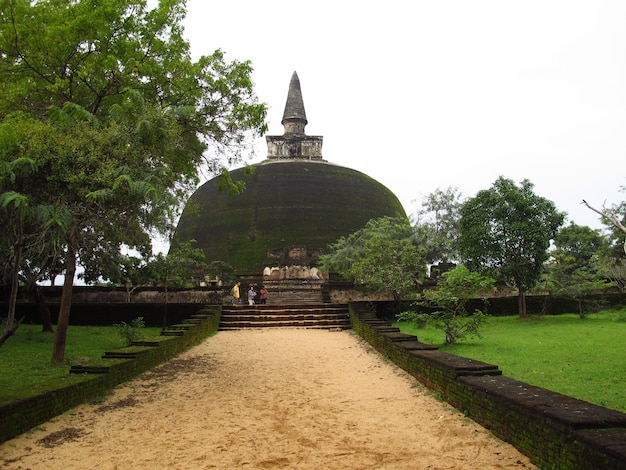 Foto a antiga estupa no parque polonnaruwa, sri lanka