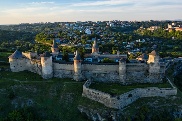 A antiga fortaleza na cidade de Kamianets Podilskyi Ucrânia Drone view