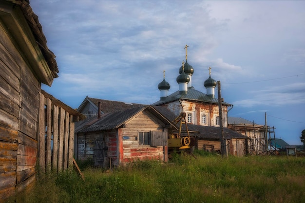 A antiga igreja da assunção da bem-aventurada virgem maria em kenozerye na aldeia de vershinino