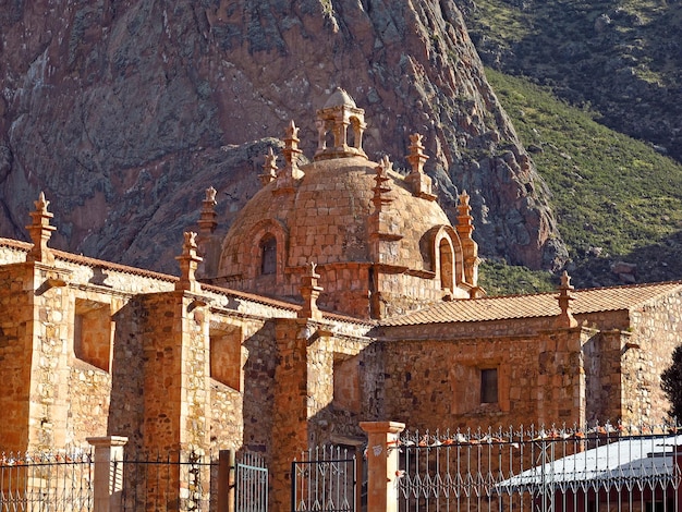 A antiga igreja na pequena cidade no Altiplano Peru América do Sul