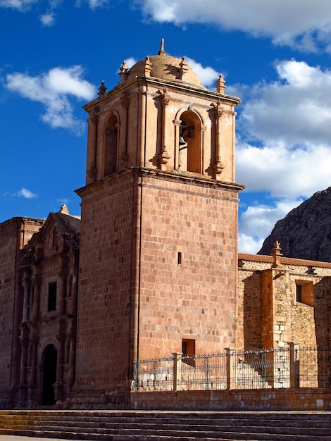 A antiga igreja na pequena cidade no Altiplano Peru América do Sul