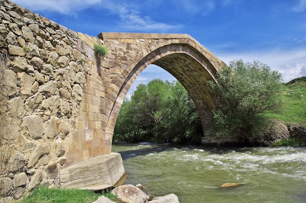 A antiga ponte nas montanhas do Cáucaso da Armênia