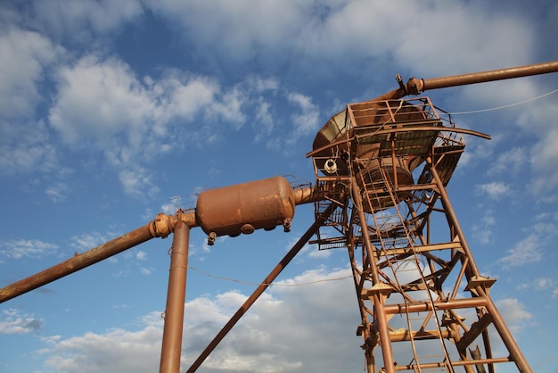 A antiga torre do sistema de abastecimento de água no depósito da pedreira de areia