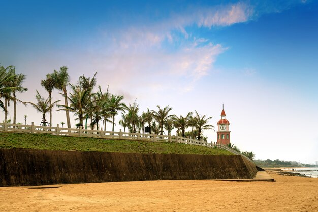 A antiga torre sineira localizada no litoral, Haikou, Hainan, China.