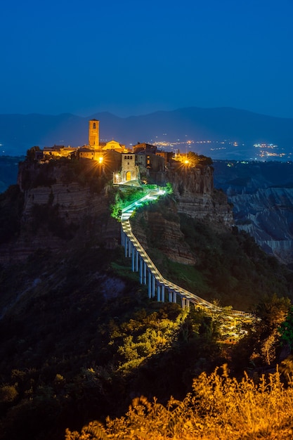 A antiga vila de Civita di Bagnoregio, também chamada de cidade morrendo, na região de Tuscia, Itália, na hora azul