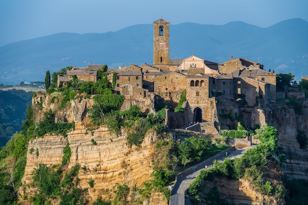 A antiga vila de Civita di Bagnoregio, também chamada de cidade morrendo, na região de Tuscia, Itália