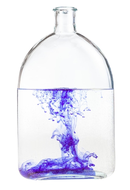 A aquarela violeta se dissolve na água no frasco