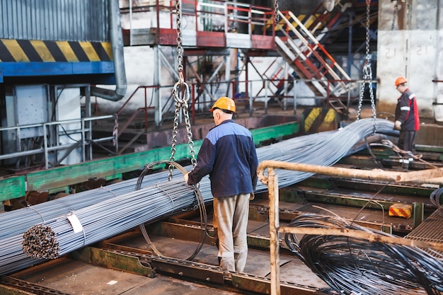 A armadura do edifício está localizada no armazém de produtos metalúrgicos. elemento da estrutura construtiva.