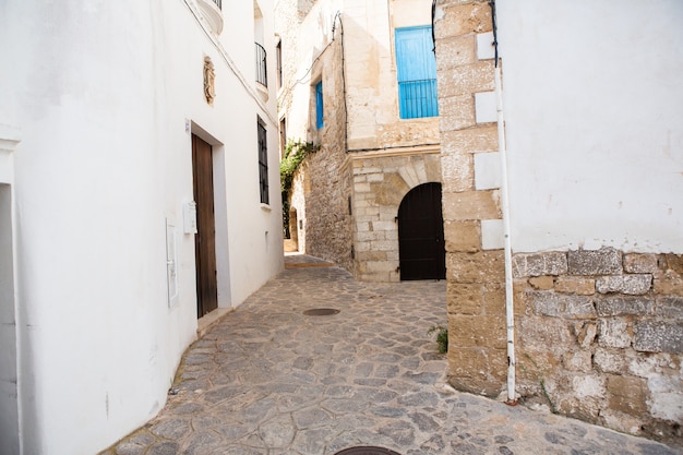 A arquitetura da ilha de Ibiza Uma charmosa rua branca vazia no centro histórico de Eivissa