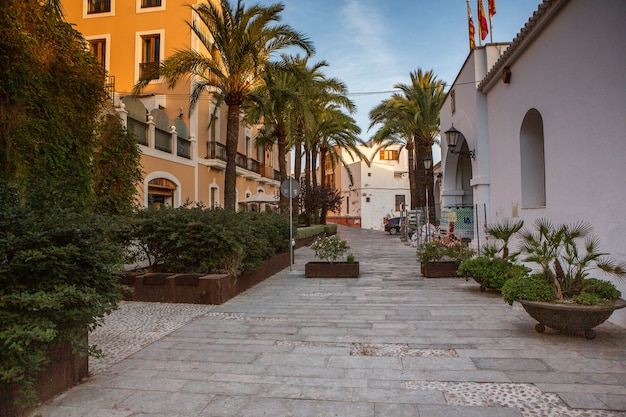 A arquitetura da ilha de Ibiza Uma charmosa rua branca vazia no centro histórico de Eivissa