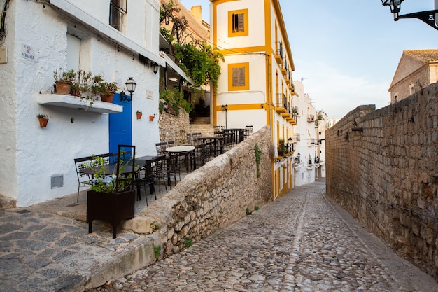 A arquitetura da ilha de Ibiza Uma charmosa rua branca vazia no centro histórico de Eivissa