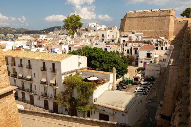 A arquitetura da ilha de Ibiza Uma charmosa rua branca vazia no centro histórico de Eivissa