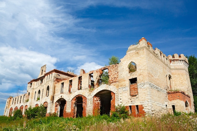 A arquitetura histórica de um dia de verão no céu. Manor Khrapovitsky, Stables, construído em 1884, Rússia, Muromtsev.