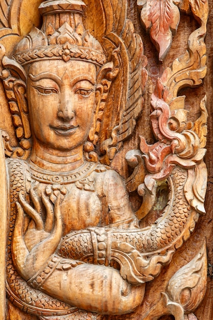 Foto a arte de madeira entalhada no templo da tailândia