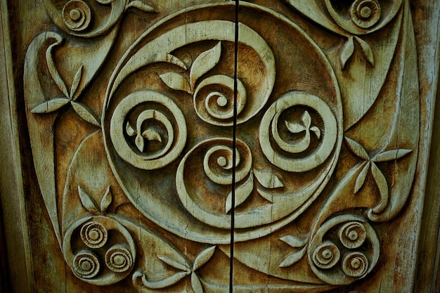 A arte dos padrões de marcenaria esculpidos na madeira