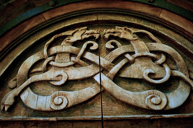 A arte dos padrões de marcenaria esculpidos na madeira