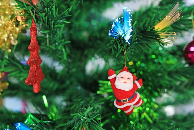 A árvore de Natal com artigos decorativos pelo tempo do Xmas e o inverno temperam o fundo.