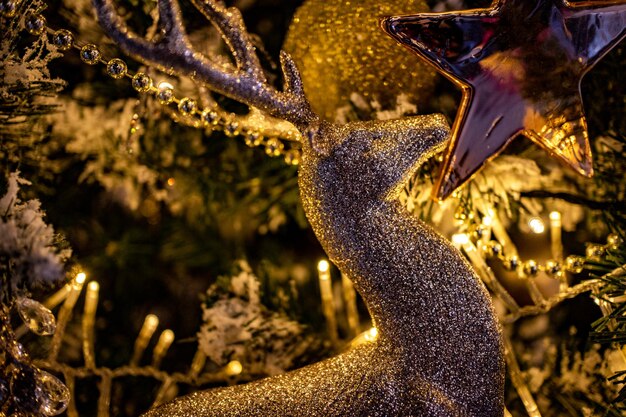 A árvore de natal é decorada com luzes e brinquedos. Lanternas de guirlanda de iluminação no quarto