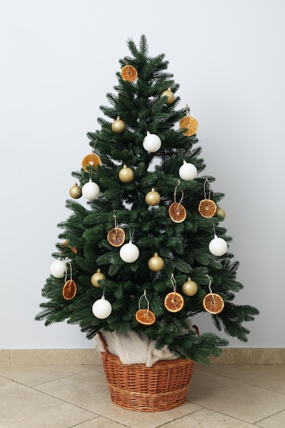 A árvore de Natal é decorada com rodelas de laranja secas