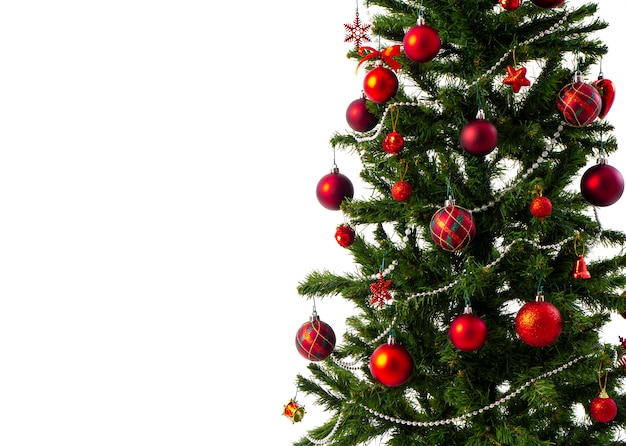 A árvore de Natal grande decorada com estrelas e as bolas vermelhas bonitas comemoram o festival.