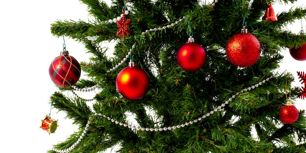 A árvore de Natal grande decorada com estrelas e as bolas vermelhas bonitas comemoram o festival.