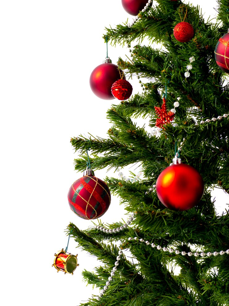 A árvore de Natal grande decorada com estrelas e as bolas vermelhas bonitas comemoram o festival.