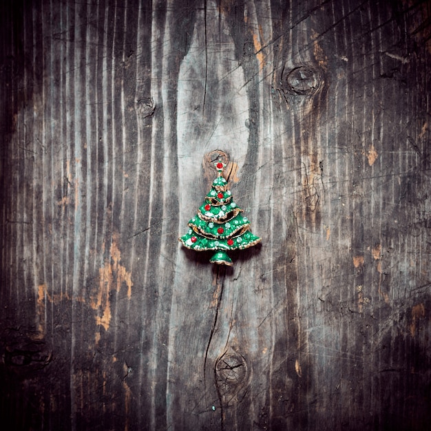 Foto a árvore de natal pingente encontra-se nas placas de madeira velhas.