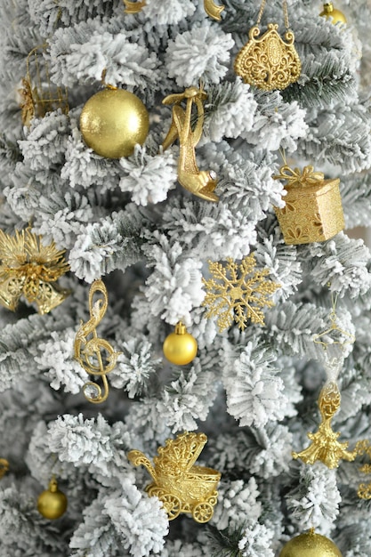 A árvore de peles de Natal com bugigangas em um interior rural