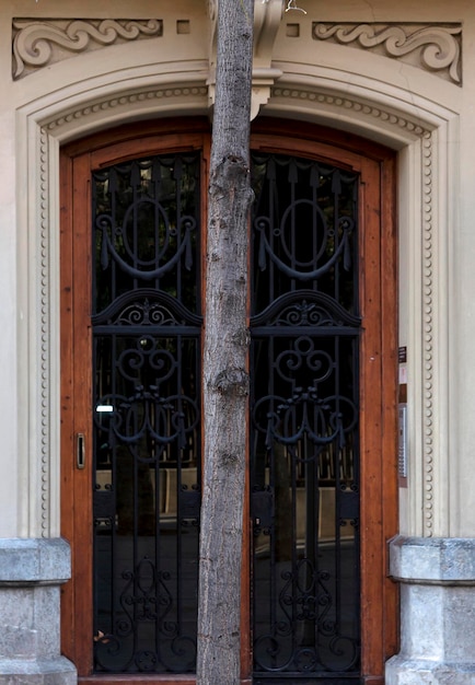 A árvore na frente da série de portas