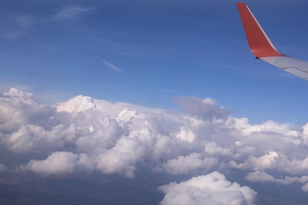 A asa de um avião voador na perspectiva das nuvens