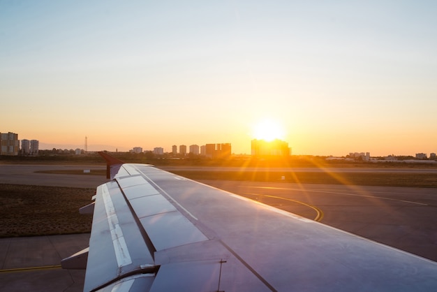 A asa do avião contra o céu durante o vôo.