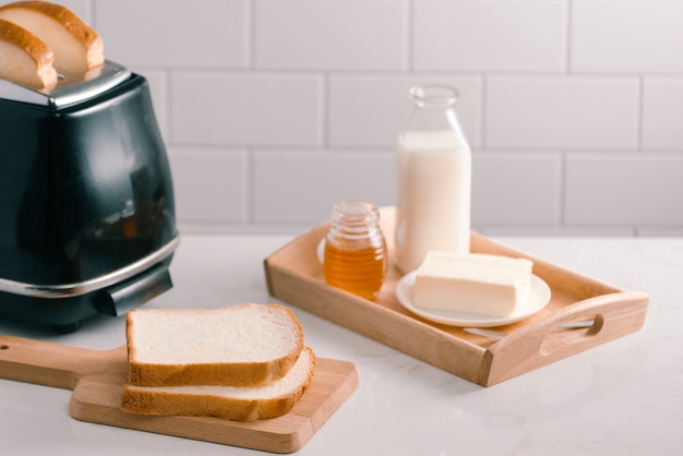 A assadeira de pão torrado está gostosa para a refeição matinal