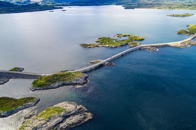 A Atlantic Ocean Road ou a Atlantic Road (Atlanterhavsveien) recebeu o título de "Construção Norueguesa do Século". A estrada classificada como Rota Turística Nacional. Fotografia aérea