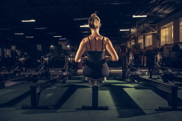 A atleta treinando duro no conceito de fitness e vida saudável do ginásio