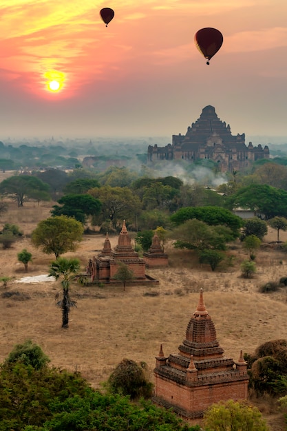 A atmosfera ao nascer do sol na área de pagode de bagan, myanmar