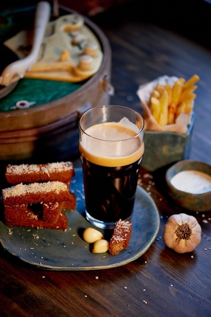 A atmosfera do antigo caféO jogador com o disco um copo de pão de alho de cerveja escura e batatas fritas Fast food