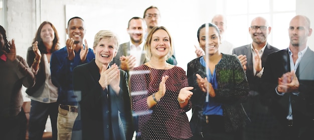 A audiência aplaude aplaudindo o conceito do treinamento da apreciação da felicidade