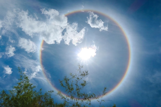 A auréola do sol é um fenômeno natural que se parece com um reflexo de muitos sóis se sobrepondo